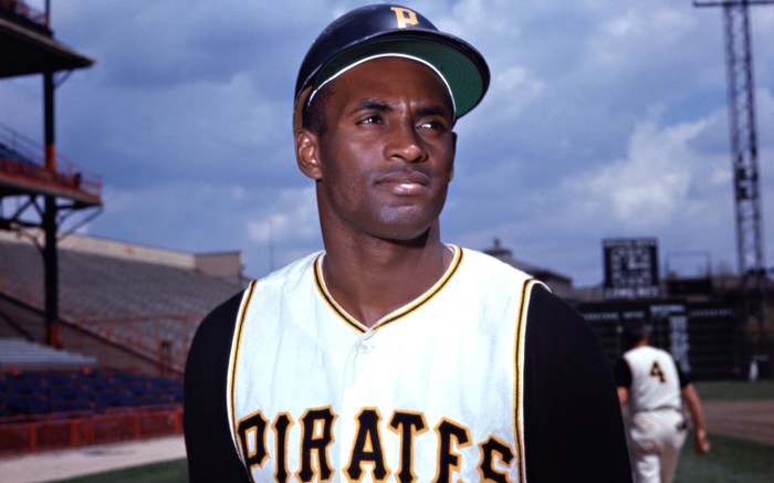 Clemente roberto baseball pirates pittsburgh injury clicks waits opening mvp field